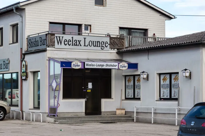 Ein 29-jähriger Mazedonier ist am Freitagabend bei einer Massenschlägerei in einem Lokal in Regau (Bezirk Vöcklabruck) getötet worden.