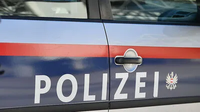 Einer der Männer gab sich als Polizist aus
