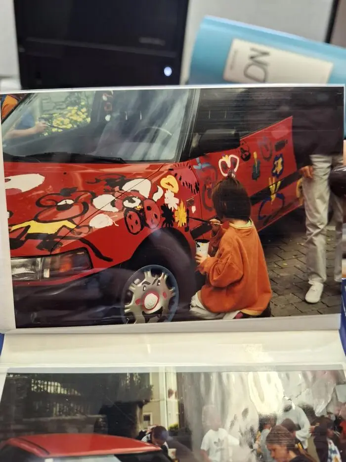 Die Kinder bemalten bei einem Fest Claudia Heschls Auto.
