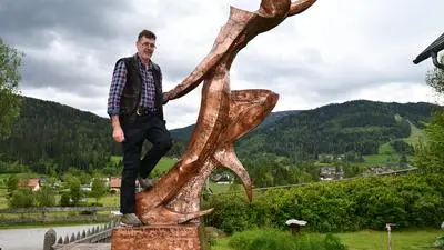 Der Künstler Gernot Jungmeier auf seinem Werkstück „Elektra“, über 500 Stunden hat er dafür investiert