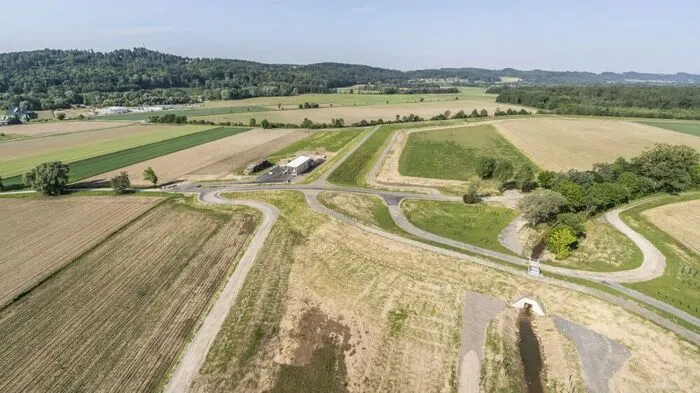 Nach etwas mehr als einem Jahr wurden im Fürstenfelder Ortsteil Altenmarkt die Arbeiten am Hochwasserschutz und dem Rückhaltebecken am Hühnerbach abgeschlossen.