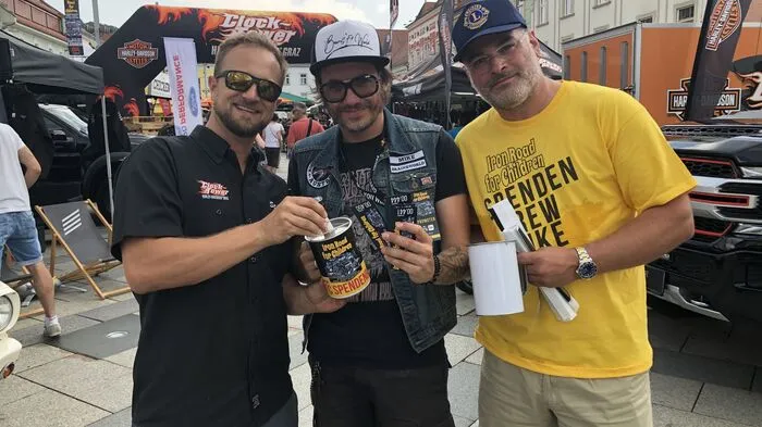 Jeder hilft mit, um bei „Iron Road for Children“, dem großen Spendenfestival mit Bikern, US-Cars, Vespa-Fans Geld für erkrankte Kinder zu sammeln. Im Vorjahr wurden 58.100 Euro gesammelt, mit welchen, unter anderem, drei Familien sofort jeweils 5000 Euro für Therapien erhielten.