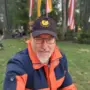 Ein Mann mit Bergwachtkappe schaut in die Kamera 