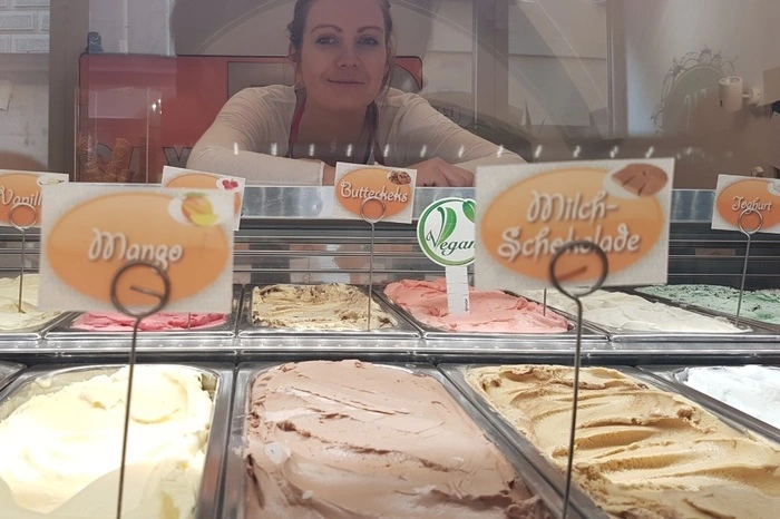 Auch direkt gegenüber, bei Sax, sorgt man bereits für Nachschub.