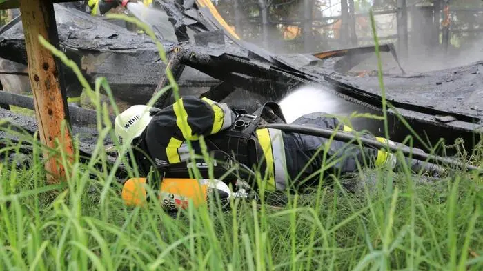 Gegen 14:00 Uhr meldete ein Notrufer einen Brand in der Gemeinde Spielberg. "Kurz nach dem der Notruf in der Landesleitzentrale eingegangen ist, trafen bereits 25 Mann der Feuerwehr Spielberg ein um die Flammen des in Brand stehenden Nebengebäudes zu löschen, schildert der Einsatzleiter der Freiwilligen Feuerwehr Spielberg, Hauptbrandinspektor Gerald Stengg.