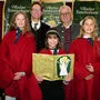 Adventbauer Martin Zankl mit Bauernadvent Organisator Gerhard Brüggler und dem Christkind Helena Hayden (Mitte) und den beiden Hauptengeln Helena Santner (links) und Elena Widmann-Kofler (rechts)