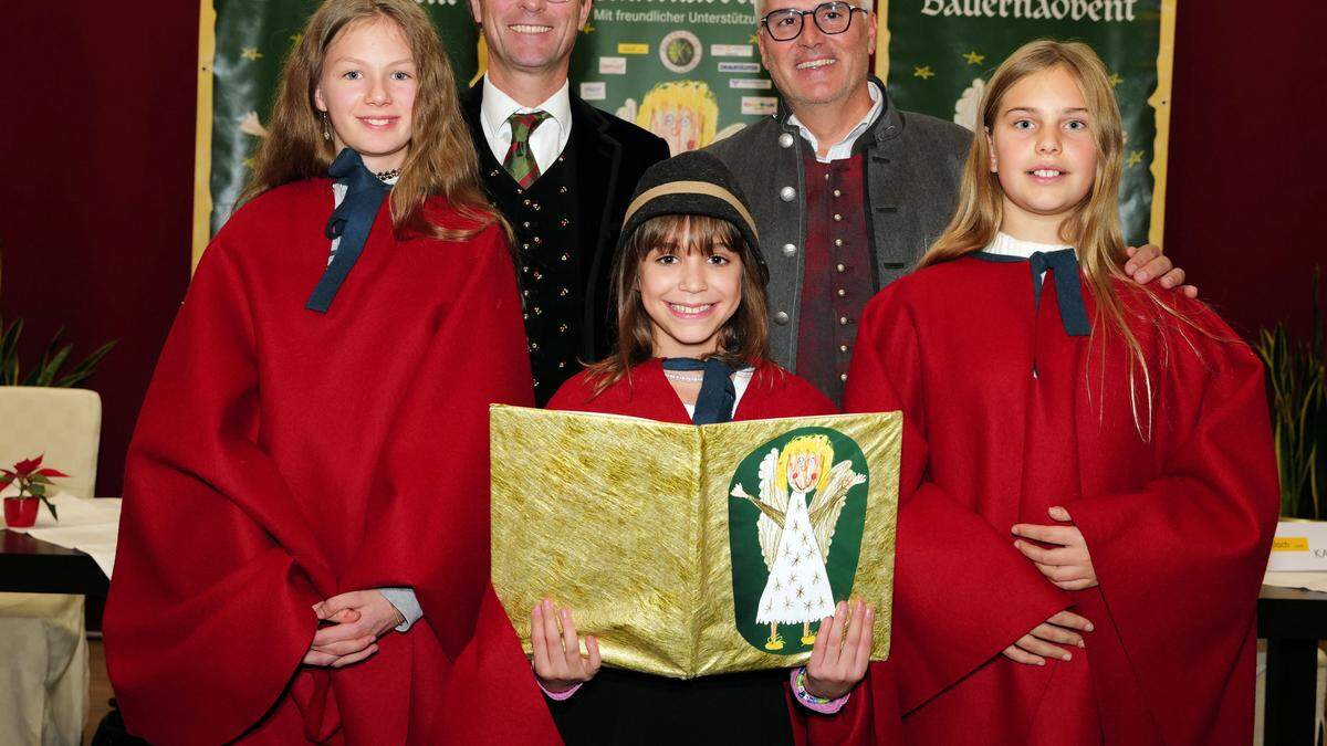 Adventbauer Martin Zankl mit Bauernadvent Organisator Gerhard Brüggler und dem Christkind Helena Hayden (Mitte) und den beiden Hauptengeln Helena Santner (links) und Elena Widmann-Kofler (rechts)