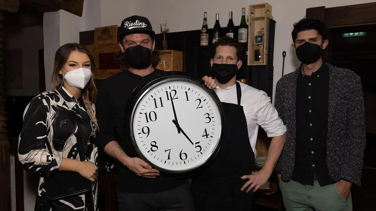 Broadmoar-Küchenchef Johann Schmuck (2.v. l.) mit Sous Chef Christoph Schober und Premierengästen Viktoria Schöner und Harald Irka 