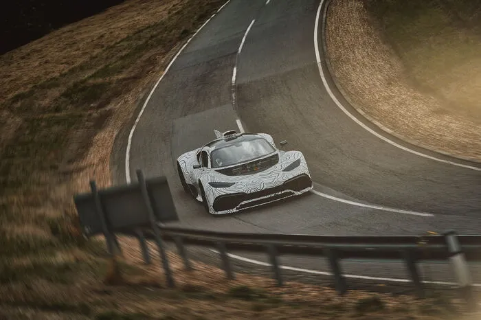 Der Antrieb stammt aus der Formel 1: Der 1,6-Liter-V6-Benziner mit Turboaufladung dreht bis 11.000 Touren und wird von vier Elektromaschinen unterstützt. Er sitzt in Mittelmotorposition vor der Hinterachse, zwei der Elektromotoren steuern die Vorderachse an, was folgerichtig Allrad ergibt.