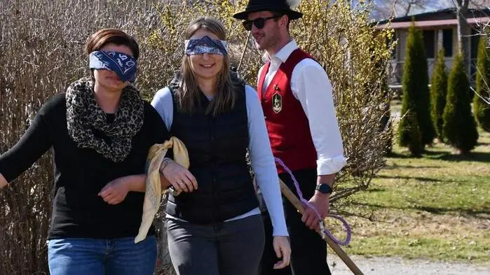 In Peterdorf, in der Marktgemeinde St. Peter am Kammersberg, wurde am Ostermontag wieder „Hahnschlagen“ gespielt, ein Brauch, den die Landjugend seit Jahrzehnten pflegt, und der zeigt, wie viel Gefühl man auch ohne Sicht haben kann.