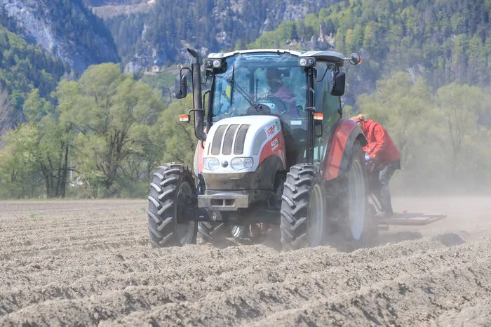 Neben einem Spezialtraktor kam dabei auch eine sogenannte Kartoffellegemaschine zum Einsatz.