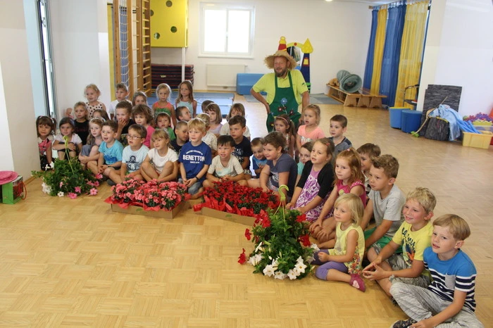 "Wer bin ich denn", fragte "Flori" die Kinder im Gemeindekindergarten Völkermarkt. "Der Rauchfangkehrer", sagte ein Kind. Aber es dauerte nicht lang bis sie seinen richtigen Beruf erraten hatten. Gärtnermeister Seppi Egger aus St. Veit hatte auch Blumen mitgebracht.