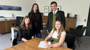 Tanja Hofbauer und Desiree Reiter von der Raiffeisenbank Weststeiermark sowie Obmann Manuel Läßer und Leiterin Jasmin Poparic von der Bezirkslandjugend Voitsberg