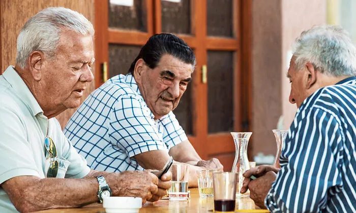 Gemütlichkeit bei einem Glas Terrano