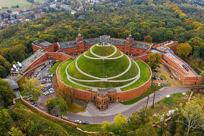 Einen perfekten Panoramablick auf Krakau hat man vom Berg Kosciuszko. Er wurde zwischen 1820 und 1823 zu Ehren des polnischen Nationalhelden Tadeusz Kościuszko aufgeschüttet.