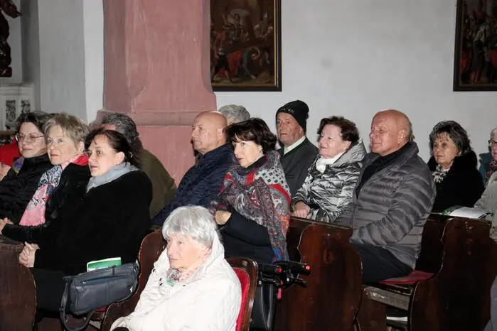 Das Publikum in der vollbesetzten Kirche dankte den Musikern und Sängern für diesen Konzertabend mit langanhaltendem Applaus und Standing Ovations. 