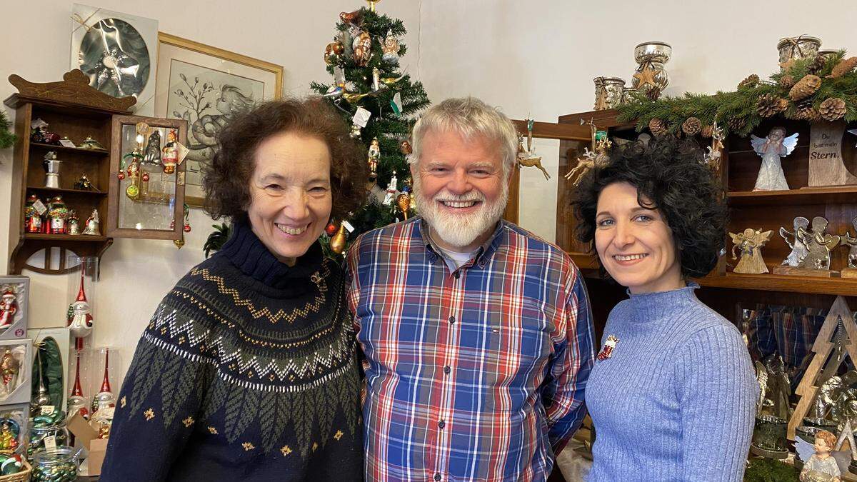 Beatrix Kögler, Robert Kögler und Katrin Hierzer betreiben die Weihnachtswelt des Altstadtladens in der Feldbacher Altstadtgasse 