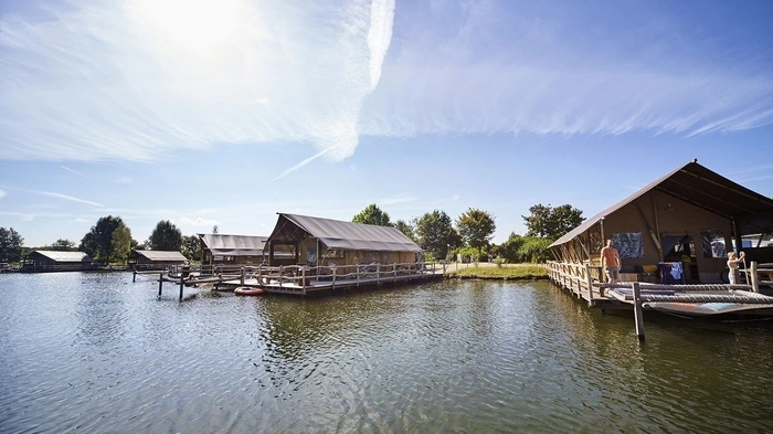 WasserLodges auf Ferienpark TerSpegelt.Die WasserLodges im niederländischen Eersel sind außergewöhnliche Unterkünfte. Auf zwei Ebenen befinden sich Badezimmer, Schlafmöglichkeiten für bis zu acht Personen und eine vollwertige Küche.www.glamping.info