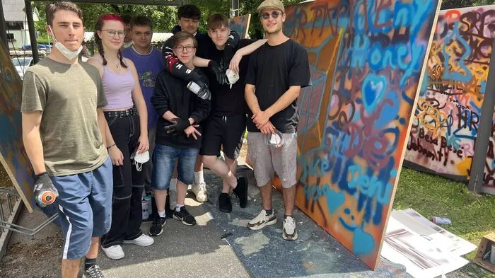Vor dem Schulgebäude in Eisenerz, wo der Festakt "50 Jahre Wirtschaftsausbildung in Eisenerz" gefeiert wurde, war "Graffiti" angesagt, wo Jugendliche auf großen Wänden ihre Kunst aufsprühten.