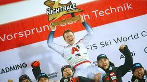 ABD0248_20250129 - SCHLADMING - ÖSTERREICH: Timon Haugan (NOR/1.Platz) mit Team bei der Siegerehrung des Slaloms der Männer am Mittwoch, 29. Jänner 2025, in Schladming. - FOTO: APA/GEORG HOCHMUTH