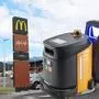 Fotomontage von einem McDonald‘s von außen, davor sieht man einen Roboter.