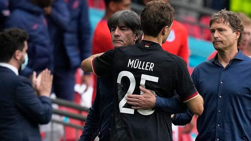 Thomas Müller und Joachim Löw bei der Achtelfinalniederlage gegen England
