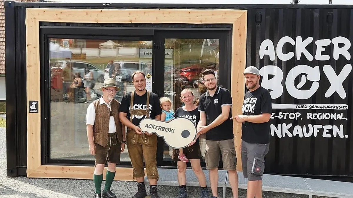 Bürgermeister Johann Mayer mit Familie Rud und AckerBox-Gründern Christoph Raunig und Patrick Kleinfercher in Matzelsdorf (Hengsberg).