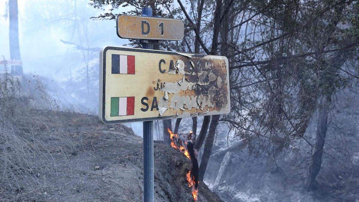 Ein Straßenschild im Dorf Carros in der Provence. 