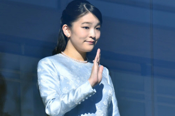 Mit dabei auch Prinzessin Mako, die älteste Enkelin des Kaisers. Sie soll am 4. November 2018 den Bürgerlichen Kei Komuro heiraten. Damit verliert die Prinzessin ihren Titel und wird zur Privatperson.