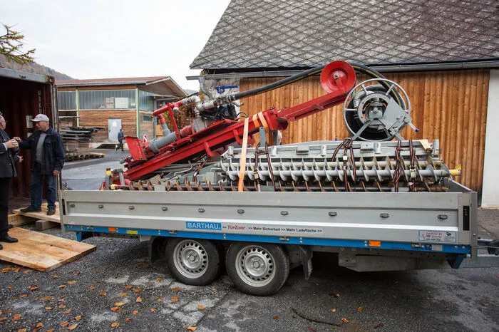 Alles zum Brunnenbau nötige hat auf einem Anhänger Platz, der insgesamt nur zweieinhalb Tonnen wiegt.