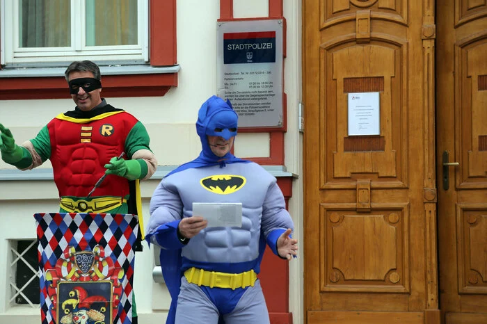 Batman Erwin und Robin Martin versuchten, das Liebeswerben der Hippies abzuwehren.