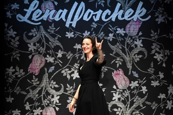 Die Designerin erlaubt einen Blick durchs Schlüsselloch und kombiniert verruchte Lingerie über hauchzarte Tüllkleider.
