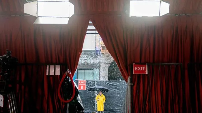 Aufbauarbeiten im Regen. Für die Verleihung hoffen die Organisatoren auf besseres Wetter.