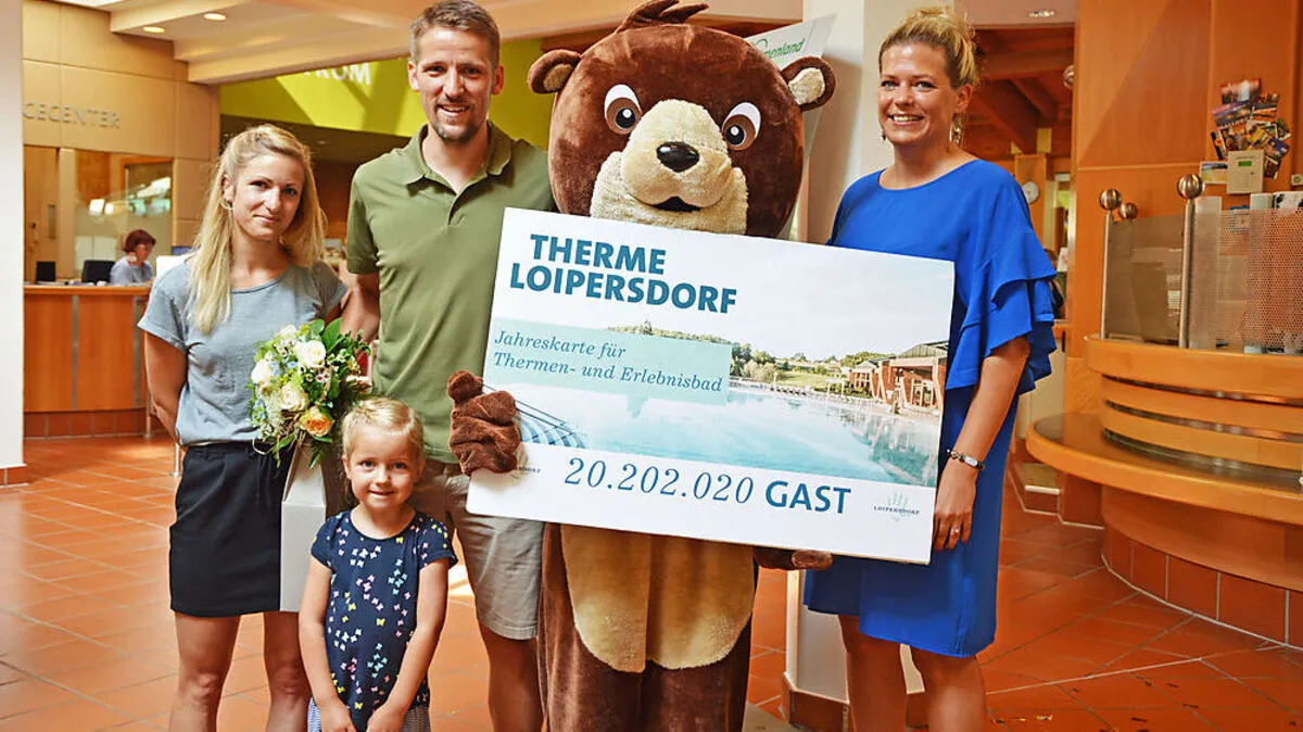 Familie Eigler mit Thermen Maskottchen Otto und Prokuristin Doris Fritz