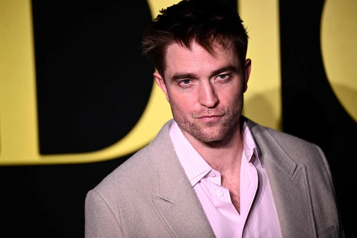  Pattinson bei einer Dior-Modenschau in Pari im Sommer 2024