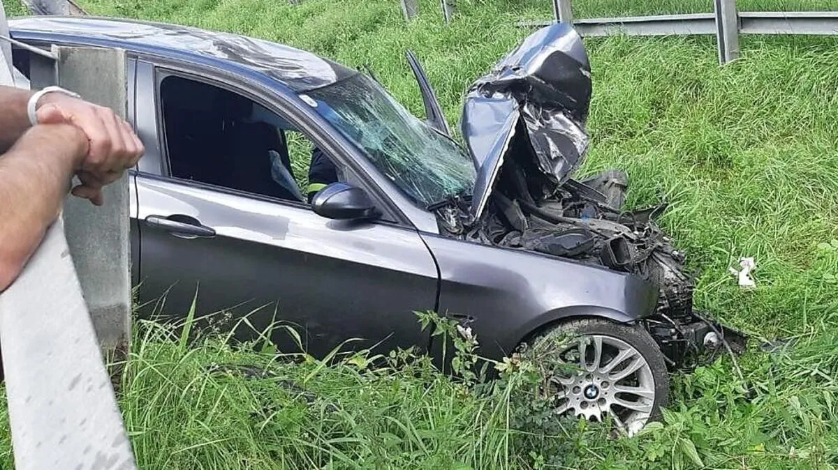 Das Fahrzeug wurde beim Aufprall schwer beschädigt