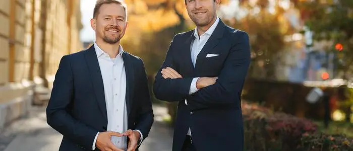 Notare Herbert Müller und Tobias Asseg (rechts) vor ihrer Kanzlei in St. Veit