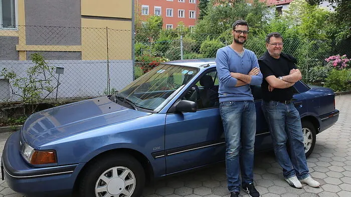 Sinisa und Petar Pismestrovic mit dem Mazda Protegé, den sie tatsächlich beschützen