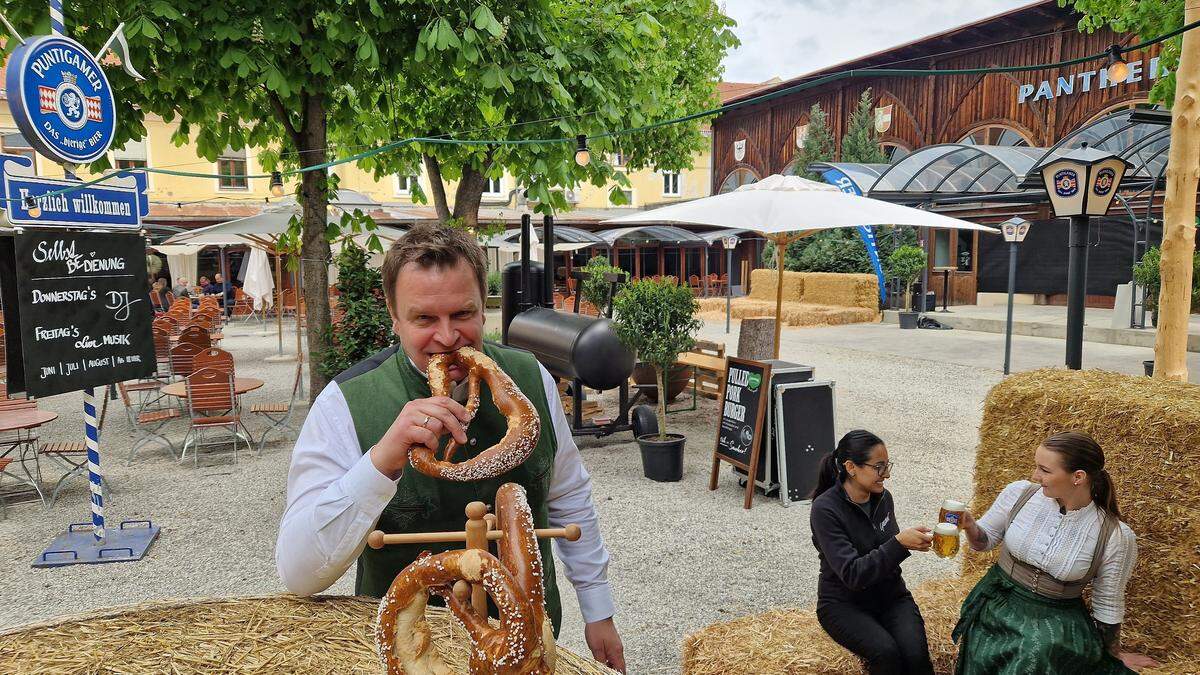 Robert Grossauer in seinem Biergarten in Puntigam