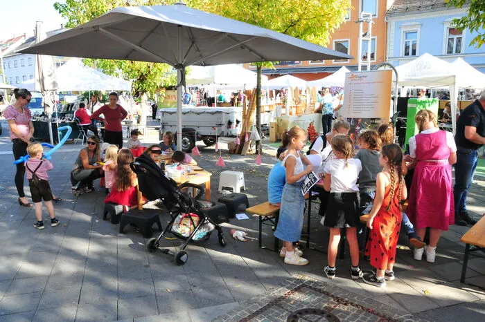 Aufgrund des prognostizierten Regens war der für Sonntag geplante Hobbykünstlermarkt auf Samstag vorverlegt worden.