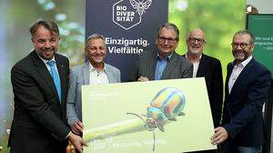 Siegfried Huber (Vorstand Privatstiftung), Lintner, Hochegger, Schönegger und Spanz (von links) bei der Unterzeichnung