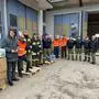 Luca Burgstaller (ganz links) mit einigen Helfern von Gemeinde und Feuerwehr und Gemeinderat Hannes Burgstaller (2. von rechts)