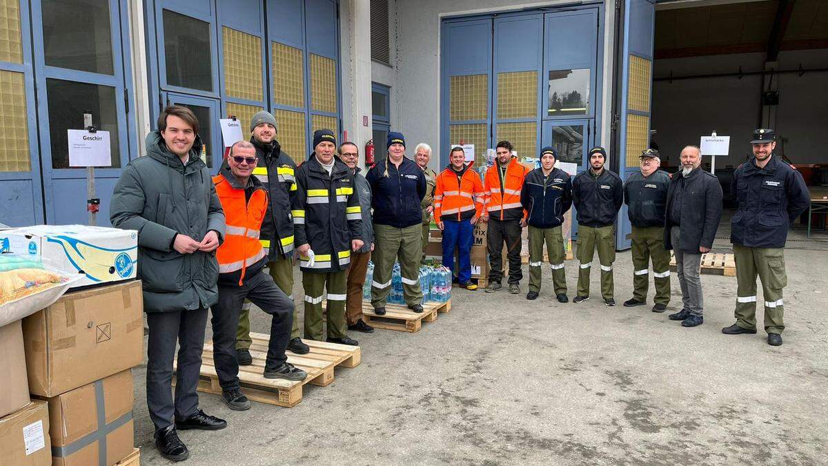 Luca Burgstaller (ganz links) mit einigen Helfern von Gemeinde und Feuerwehr und Gemeinderat Hannes Burgstaller (2. von rechts)