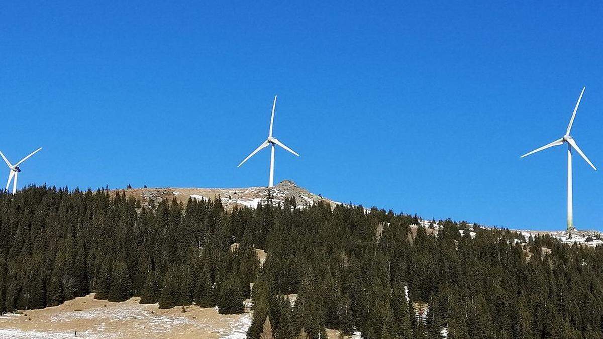      In der Steiermark, wie hier der Windpark Handalm mit 13 Windrädern, den man auf der Weinebene gut sieht, sind Windräder gang und gäbe