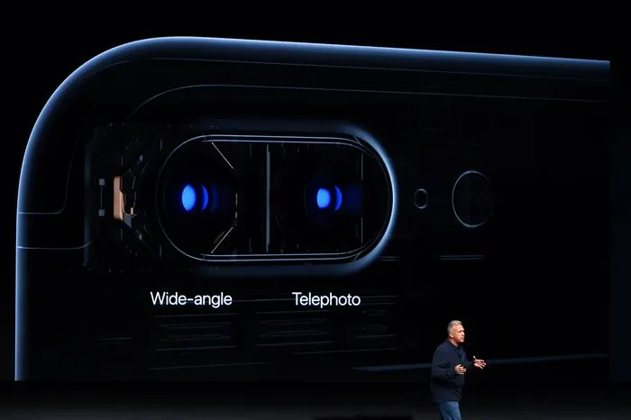 Die zwei Kamers des iPhone 7 Plus. Eine hat ein Weitwinkel-Objektiv, die andere ein Tele-Objektiv.