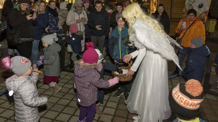 Der „Künstler- und Christkindlmarkt“ zog zahlreiche Besucher an, die das vielseitige Angebot genossen. Besonders bei Familien fand die Messe großen Anklang, denn das Programm war speziell auf die Bedürfnisse und Interessen aller Generationen abgestimmt.
