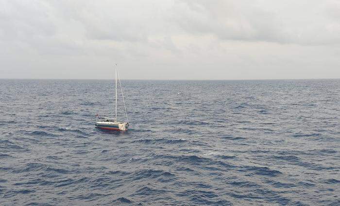 Das havarierte Segelboot trieb tagelang im Atlantik 