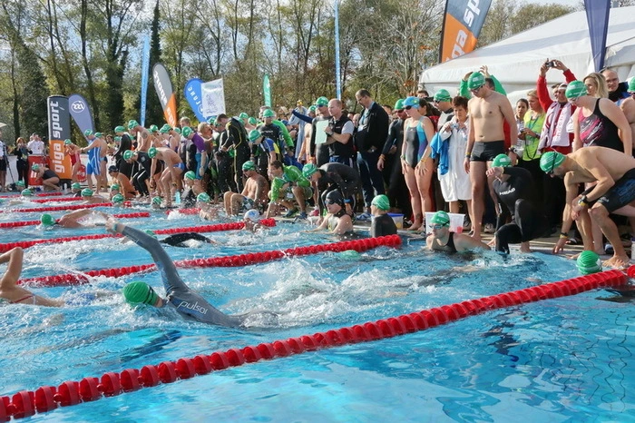 Um 11:00 Uhr ging es dann um möglichst viele Schwimmkilometer und den guten Zweck. Geschwommen wurde auch für die 15-jährige Synchronschwimmerin Vanessa Sahinovic, die seit einem Unfall im Vorfeld der Europäischen Jugendspiele in Baku querschnittsgelähmt ist.