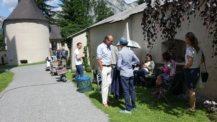 Am Vorpaltz des Friedhofs sammeln sich die Schauspieler und ruhen sich im Schatten aus.