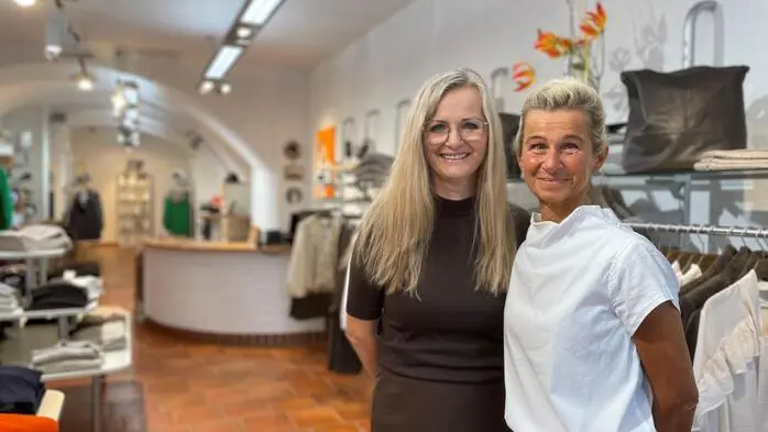 Petra Marchl (links) übernimmt das Geschäft von Sissy Leitner am Judenburger Hauptplatz